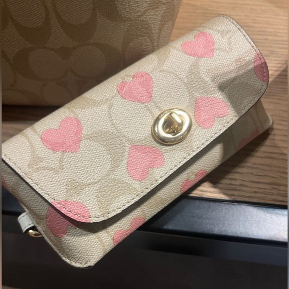 NWT Coach Outlet Sunglass Case In Signature Canvas With Heart Print - Picture 2 of 5